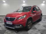 la voiture rouge est garée sur un sol en damier dans le garage