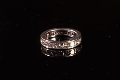 gros plan d'une bague en diamant sur une surface noire