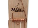 un piège à souris en bois avec une pancarte sur laquelle est écrit « Assanin »