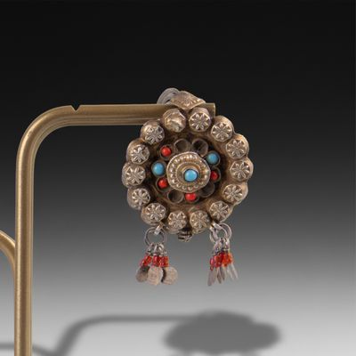 AFRIQUE DU NORD Boucle d'oreille berbère en argent avec incr… - Photo 1