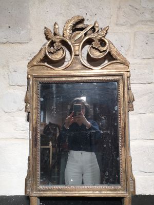 une femme se prenant en photo dans un miroir