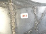 un gros plan sur un morceau de métal sur lequel figure un numéro