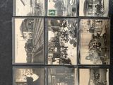 plusieurs vieilles photos en noir et blanc représentant des personnes et des véhicules, posées sur une table