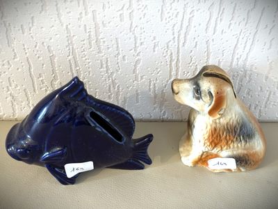 deux figurines représentant un chien et un poisson posées sur une table