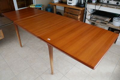 une table placée au milieu d'une cuisine