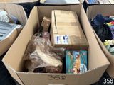 de nombreux cartons d'objets posés à même le sol
