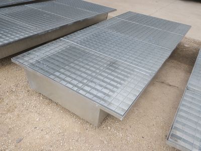 de nombreuses grilles en acier posées à même le sol