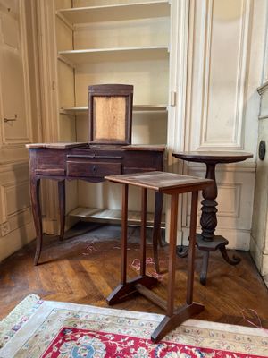 deux tables et une chaise dans un coin de la pièce