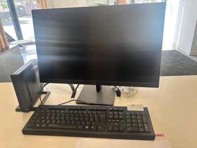 Un ensemble informatique HP comprenant : Un écran, un clavier et une t - Photo 1