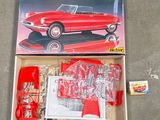 une boîte contenant une petite voiture
