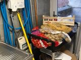 une cuisine avec tout un tas de plats sur un chariot