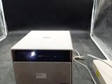 un petit projecteur posé sur une table dans une pièce