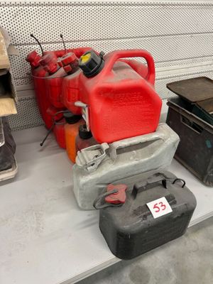 9 jerricans entre 5L, 10L et 20L