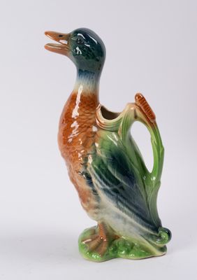 un canard en céramique posé sur un vase