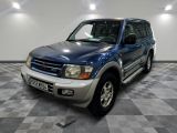 une photo d'un 4x4 bleu garé dans un garage