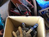 une boîte en carton remplie d'outils posée par terre