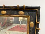 une photo d'une photo d'un miroir dans une pièce