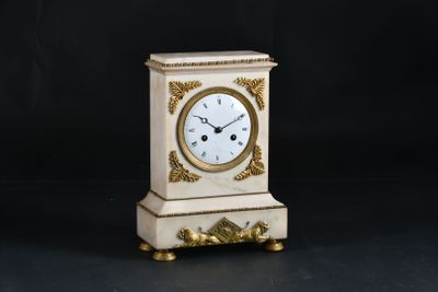 PENDULE borne en marbre blanc et bronze ciselé et doré à déc…