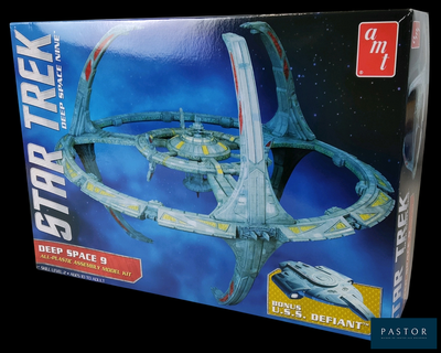une boîte contenant une maquette d'un vaisseau de Star Trek