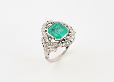 une bague en émeraude et diamant