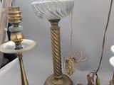 de nombreuses lampes anciennes posées sur une table