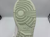 un gros plan sur une paire de chaussures à semelle blanche