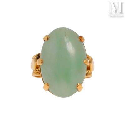 Gros plan sur une bague contenant une pierre verte