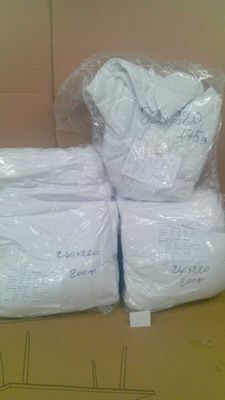 plusieurs paquets de papier toilette sont empilés les uns sur les autres