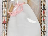 une poupée dans une boîte contenant une robe et un voile