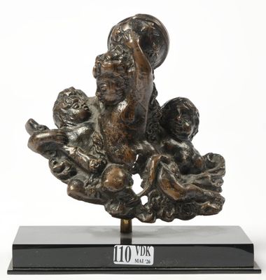 Fragment de heurtoir de porte en bronze figurant un groupe d…