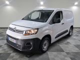 la camionnette blanche est garée sur un sol carrelé en damier
