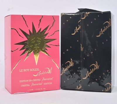 deux boîtes de parfum posées l'une à côté de l'autre sur une surface blanche