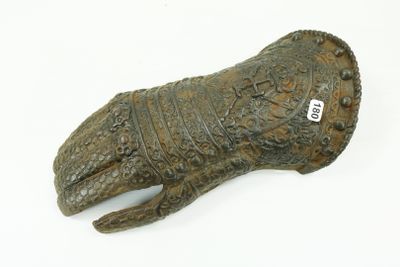 une statue en bronze représentant un éléphant, avec une étiquette accrochée à son bras