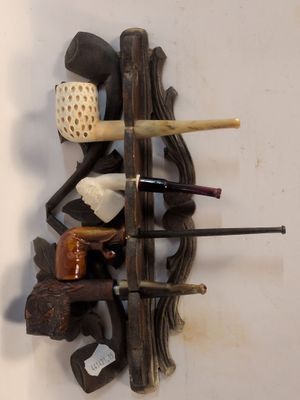une photo d'une exposition murale présentant divers objets