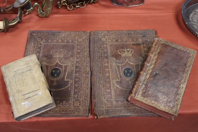 Deux éléments de reliure armorié fleurs de lys 18ème, deux livres...