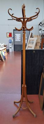 une photo d'un porte-manteau en bois dans une pièce