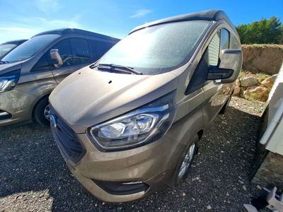 deux voitures garées l'une à côté de l'autre dans un parking