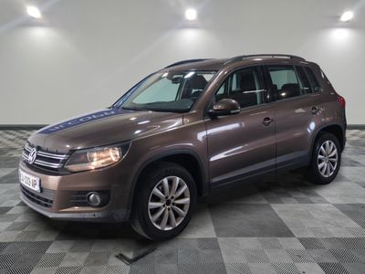 la volkswagen tiguan est garée sur un carrelage à carreaux