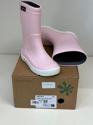 une paire de bottes de pluie roses posées sur un carton