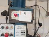 une machine qui se trouve à l'intérieur d'un bâtiment