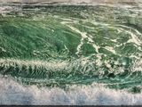 un homme sur une planche de surf, chevauchant une vague dans l'océan
