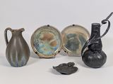 quatre types différents de vases et d'assiettes sur la table