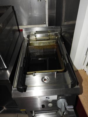 une photo d'une cuisine professionnelle équipée d'une friteuse