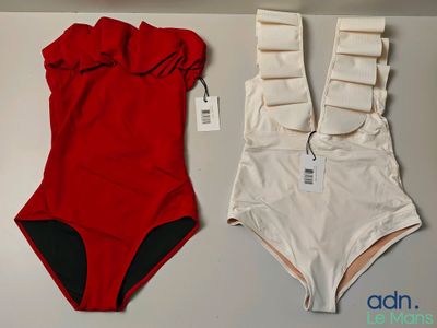 deux maillots de bain exposés sur une table