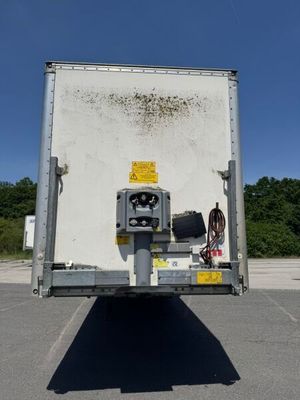 un camion blanc garé dans un parking
