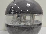 une boule en verre remplie d'eau, posée sur une table