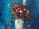 une peinture à l'huile représentant un vase de fleurs sur fond bleu