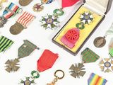 de nombreuses médailles et des médailles exposées sur une table