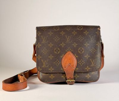 LOUIS VUITTON, sac cartouchière en toile monogram et cuir na…