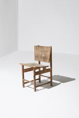 une image représentant une chaise en bois avec une assise en bois posée sur une surface blanche